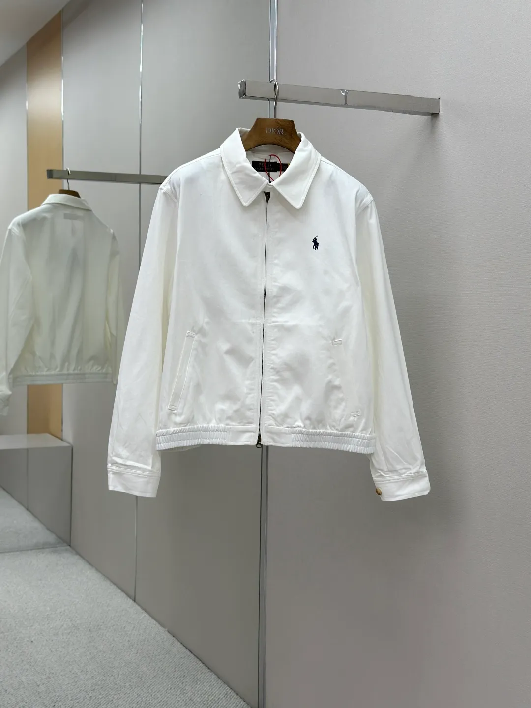 P480 Ralph Lauren embroidered zipper jacket. Customized cloud-velvet white twill cotton. Soft and silky. Comfortable against the skin. Dressed in pure white. Exuding innate elegance. Exquisite indigo pony logo embellished with it. Fully recognizable. Bringing an atmosphere of freedom and vitality. Pure and smart color symphony. Reconstructing classics with neat silhouettes and defining modern relaxation with versatile genes. Process 1: Using imported machine embroidery technology. Use advanced computer control systems and precision mechanical components to achieve iconic pony embroidery operations with high precision and smooth and delicate lines. Process 2: Template machine bag opening. The preset template guides the position, shape and size of the bag opening. The accuracy ensures the quality of the bag opening effect. Process 3: The hem is made in one go using a three-needle waist-drawing machine. The elastic band and fabric are sewn together in the same process using the machine's special needle position and feeding mechanism. The three-needle design is stronger and can evenly distribute pressure. Ensure that the elastic band and the fabric are closely attached. Process 4: The fabrics are washed carefully and have a better hand feel. Not easy to deform, not easy to shrink, not easy to fade, and maintain long-term beauty. Accessories: Customized Ralph Lauren engraved buckle, Customized Ralph Lauren bronze zipper, Customized Ralph Lauren trademark. Version: Fitted version. Size: S M L XL
